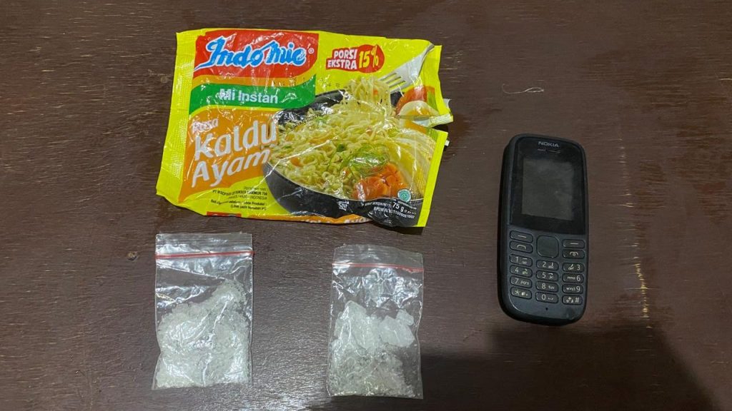 Barang bukti dua poket sabu dan Hp Nokia. Foto: Dok. Polsek Muara Wahau